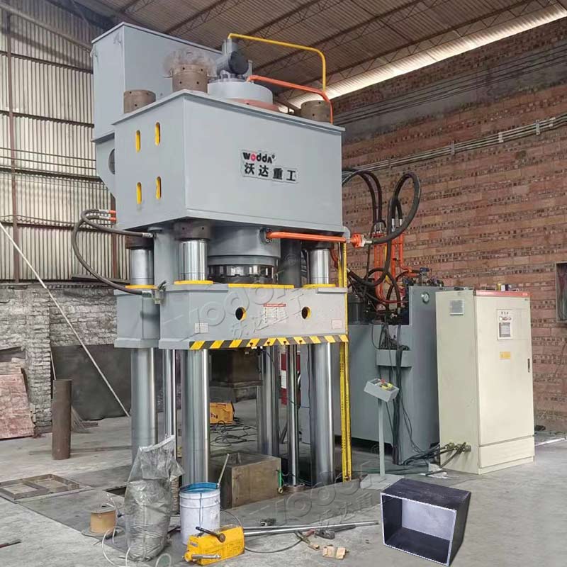 800噸匣缽液壓機客戶現場 800噸匣缽液壓機客戶現場