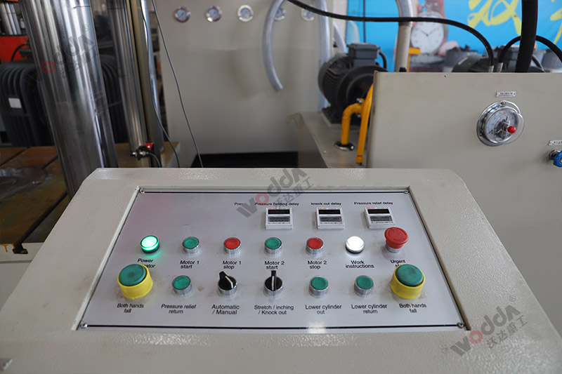 500噸蓄電池外殼拉伸成型液壓機(jī) 500噸蓄電池外殼拉伸成型液壓機(jī)