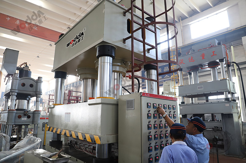 石墨烯導(dǎo)熱膜生產(chǎn)設(shè)備_1000噸液壓機(jī)_大型四柱液壓機(jī) 石墨烯導(dǎo)熱膜生產(chǎn)設(shè)備_1000噸液壓機(jī)_大型四柱液壓機(jī)