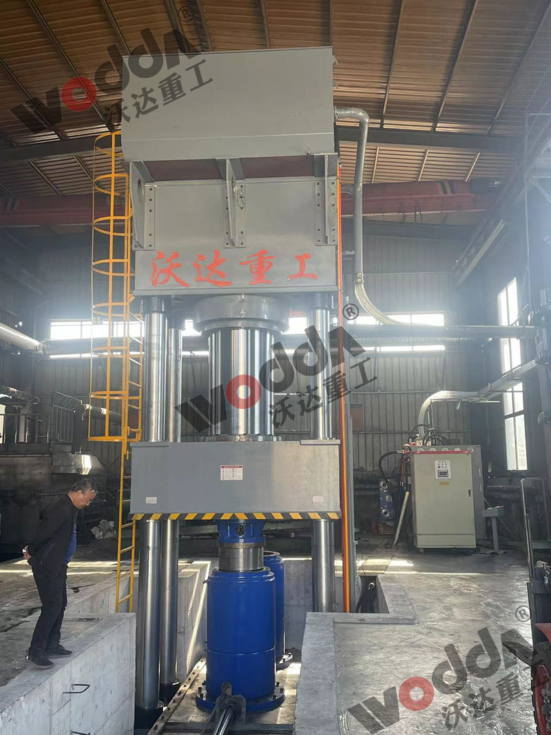 2000噸石墨坩堝液壓機 2000噸石墨坩堝液壓機