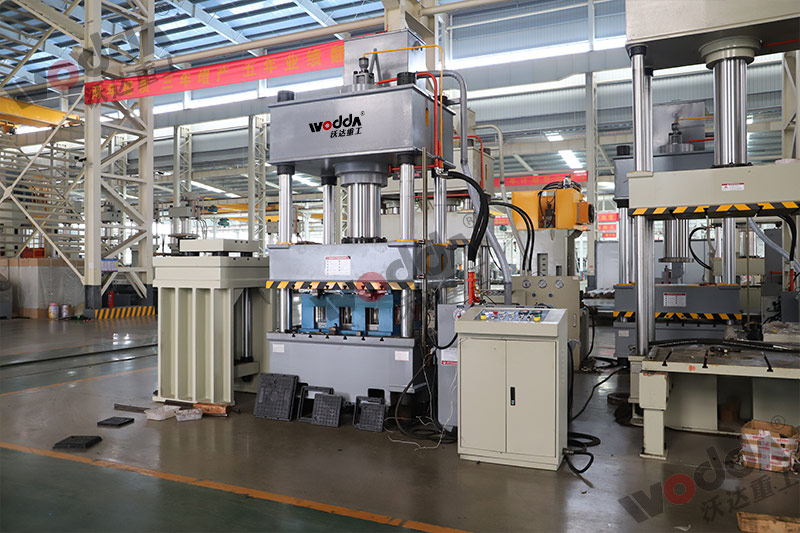 315噸樹脂井蓋成型液壓機(jī) 315噸樹脂井蓋成型液壓機(jī)