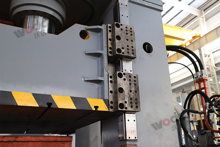 2000噸框架液壓機(jī)(導(dǎo)軌) 2000噸框架液壓機(jī)(導(dǎo)軌)