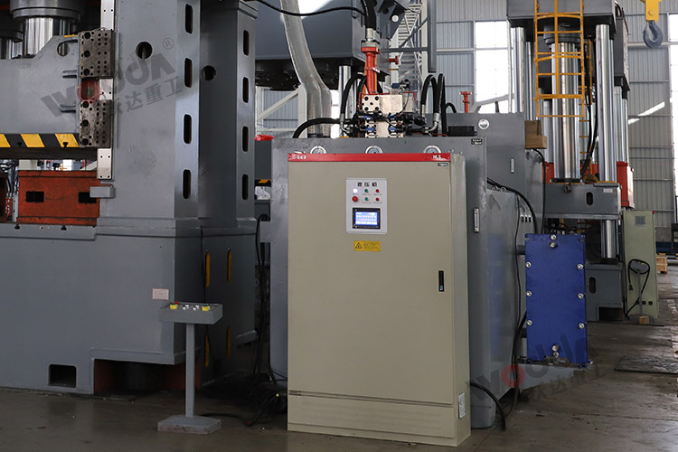 2000噸框架液壓機(jī)(移動(dòng)控制臺(tái)、電器柜) 2000噸框架液壓機(jī)(移動(dòng)控制臺(tái)、電器柜)