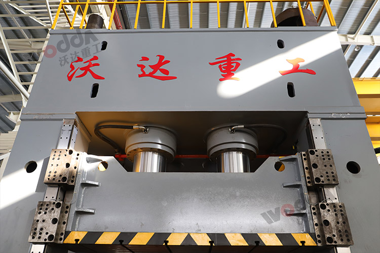 2000噸框架液壓機(jī)(滑塊、活塞) 2000噸框架液壓機(jī)(滑塊、活塞)