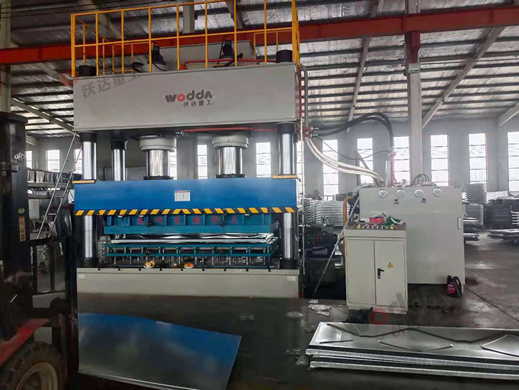 1000噸不銹鋼水箱板液壓機現場 1000噸不銹鋼水箱板液壓機現場