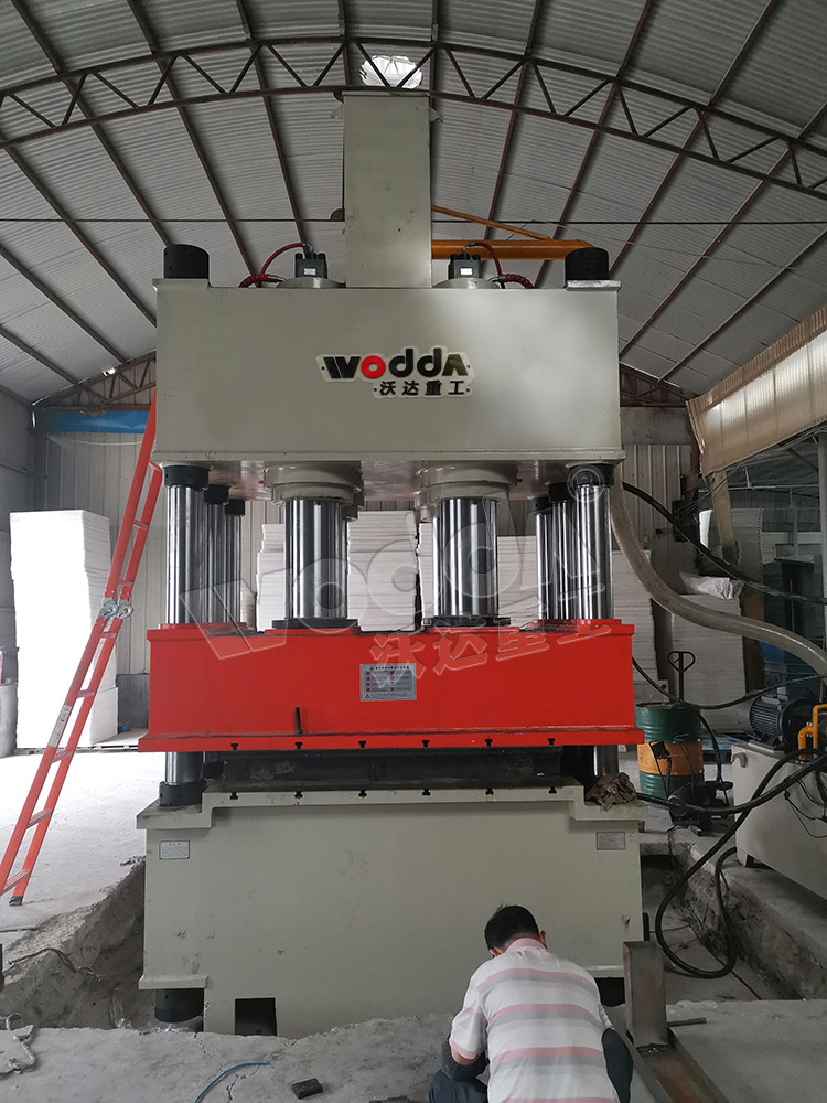 1000噸壓濾機濾板成型液壓機現場 1000噸壓濾機濾板成型液壓機現場