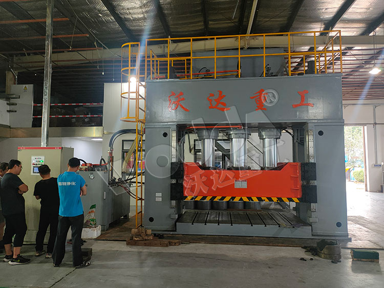 1000噸框架式薄板拉伸液壓機客戶現(xiàn)場 1000噸框架式薄板拉伸液壓機客戶現(xiàn)場