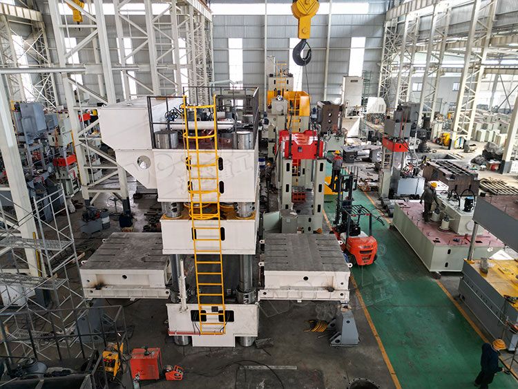 3000噸液壓機車間制造現(xiàn)場 3000噸液壓機車間制造現(xiàn)場