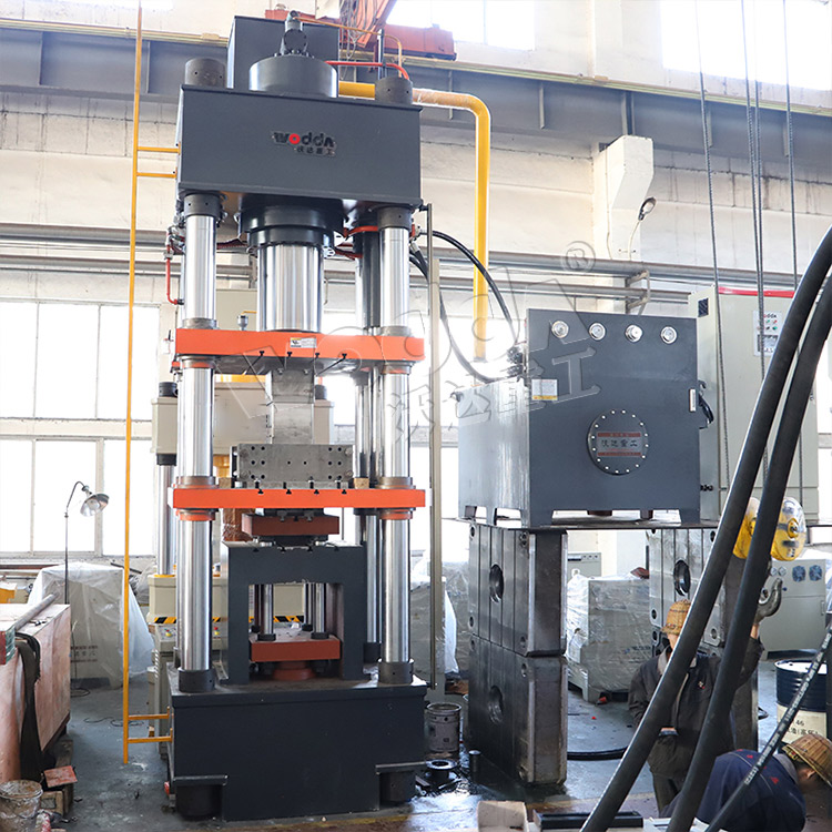 630噸四梁四柱液壓機(jī) 630噸四梁四柱液壓機(jī)