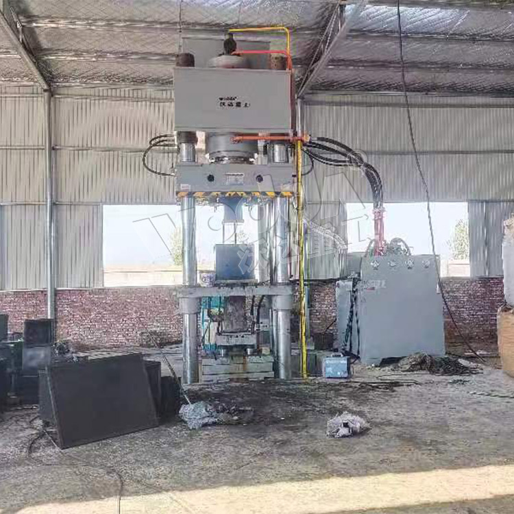 800噸石墨匣缽液壓機(jī)客戶(hù)現(xiàn)場(chǎng) 800噸石墨匣缽液壓機(jī)客戶(hù)現(xiàn)場(chǎng)