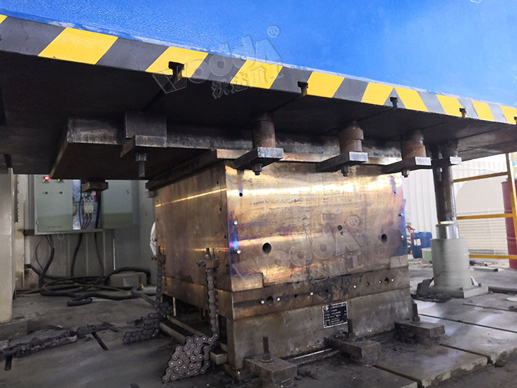 復合材料熱壓成型加工現場