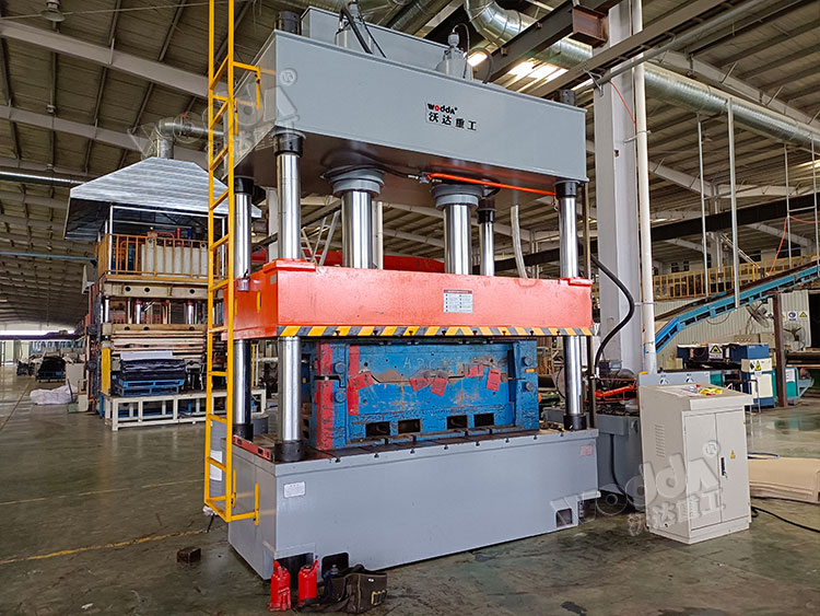 315噸液壓機模壓汽車內(nèi)飾件 315噸液壓機模壓汽車內(nèi)飾件