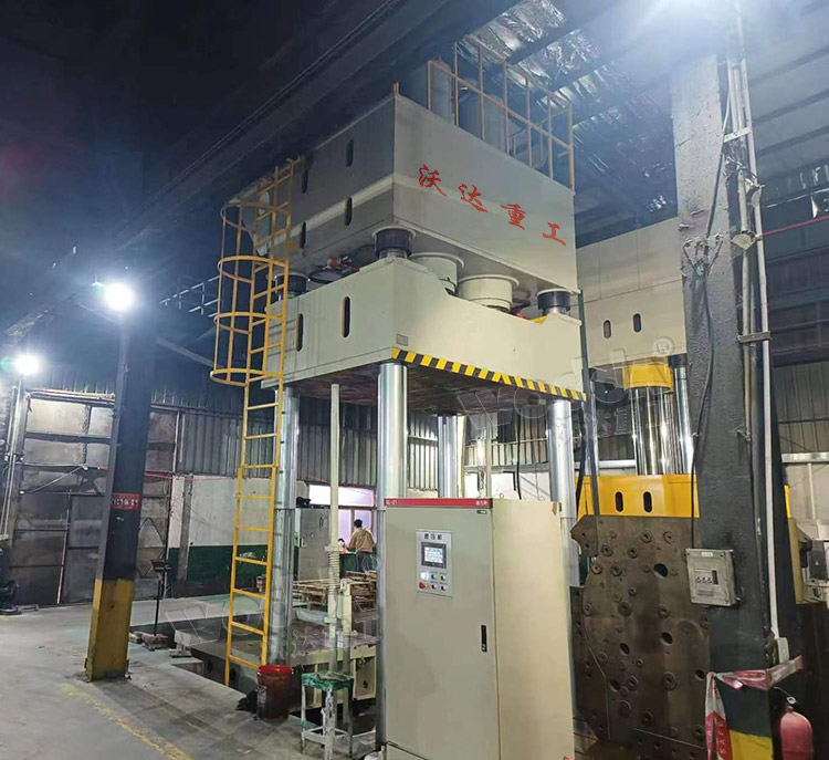 1500噸雙工位復(fù)合材料成型液壓機(jī) 1500噸雙工位復(fù)合材料成型液壓機(jī)