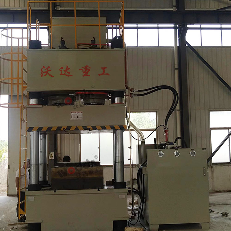 800噸四柱液壓機(jī)現(xiàn)場 800噸四柱液壓機(jī)現(xiàn)場