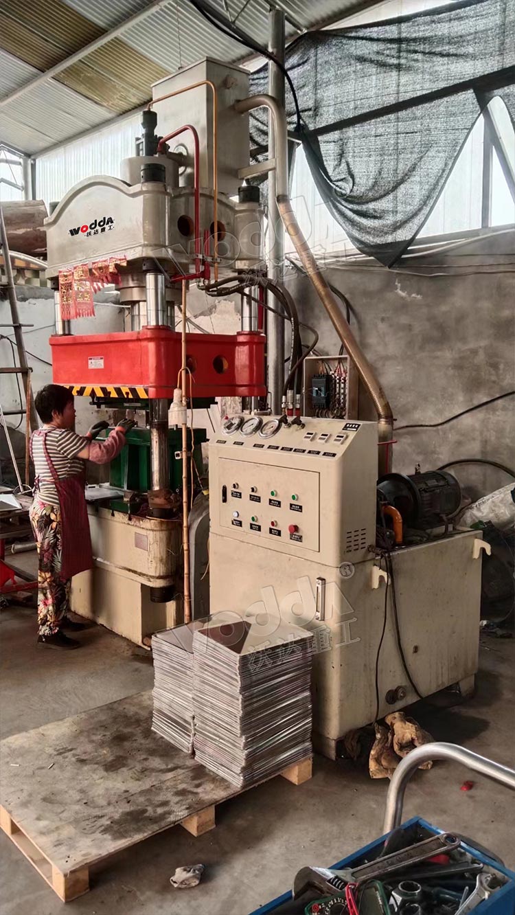 200不銹鋼拉伸液壓機客戶現場