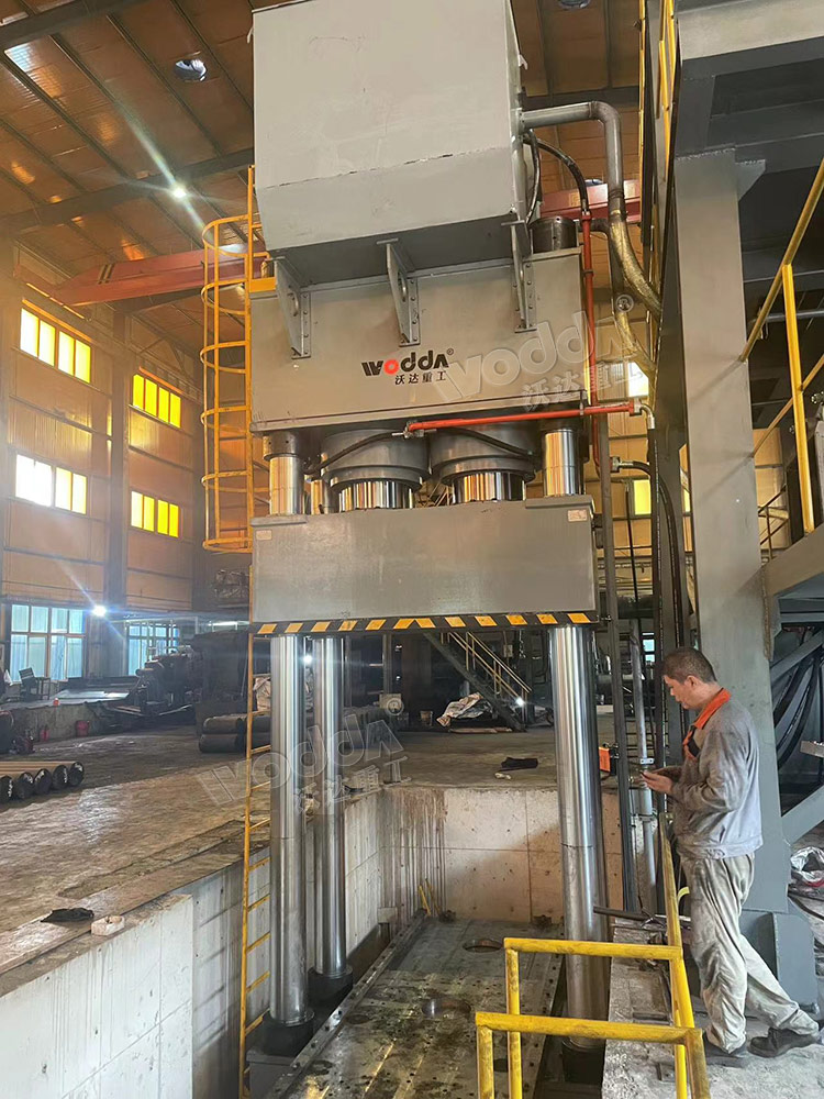 2000噸坩堝液壓機現場