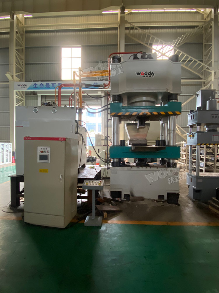 800噸牛羊舔磚液壓機(jī) 800噸牛羊舔磚液壓機(jī)