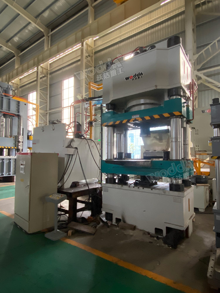 800噸四梁四柱液壓機(jī)車(chē)間試機(jī) 800噸四梁四柱液壓機(jī)車(chē)間試機(jī)