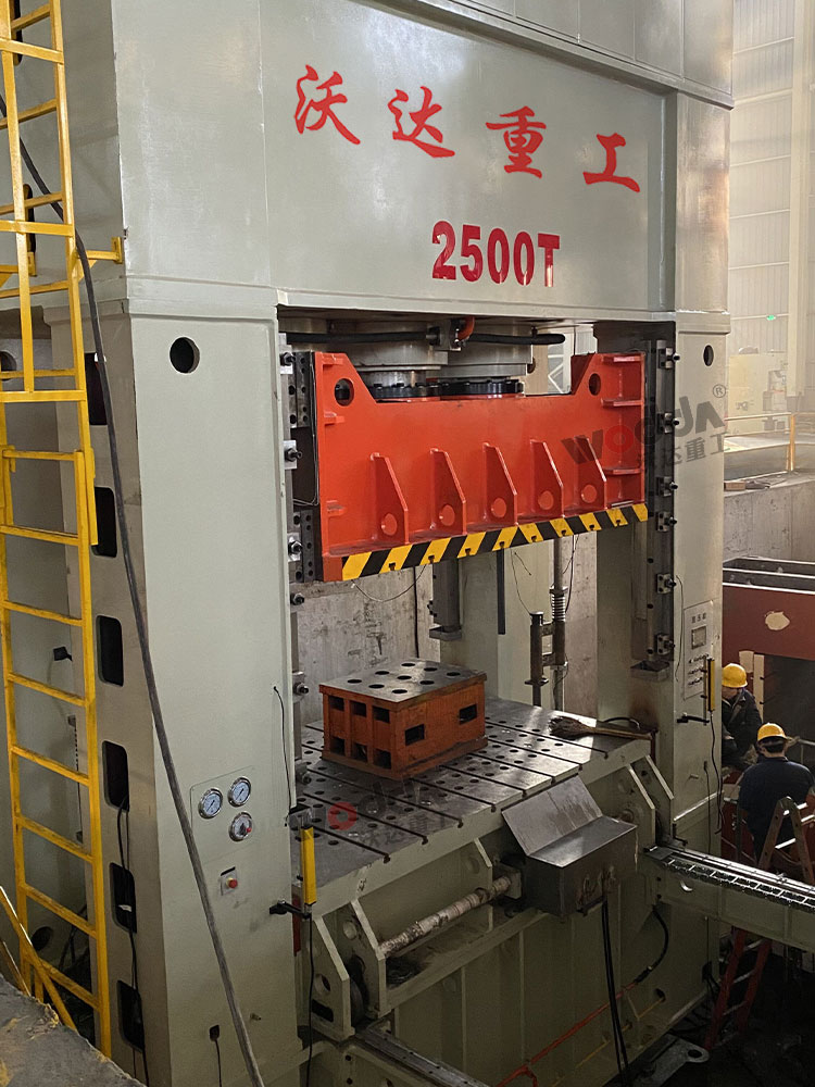 2500噸框架式液壓機(jī) 2500噸框架式液壓機(jī)