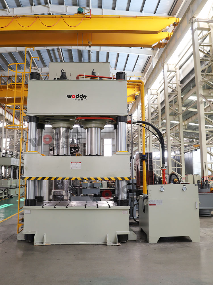 1000噸三梁四柱液壓機(jī) 1000噸三梁四柱液壓機(jī)