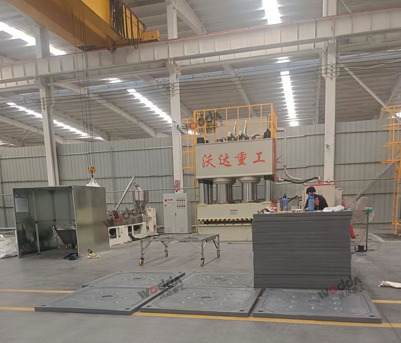 2000噸壓濾機濾板成型液壓機.jpg 2000噸壓濾機濾板成型液壓機.jpg