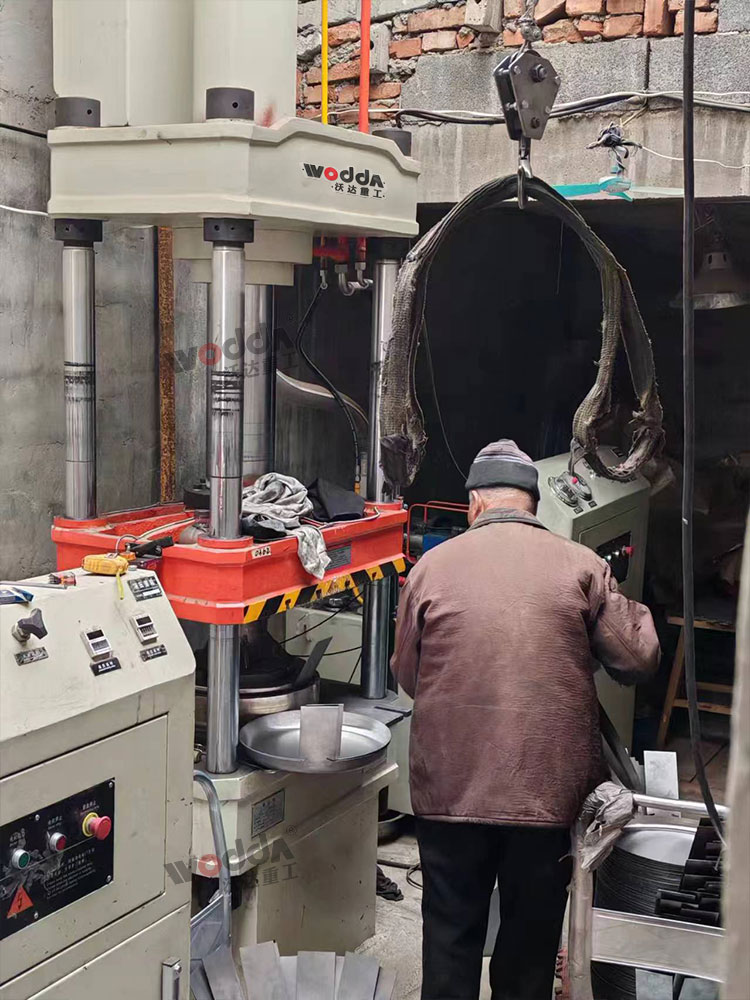 100噸不銹鋼鍋拉伸液壓機現場 100噸不銹鋼鍋拉伸液壓機現場