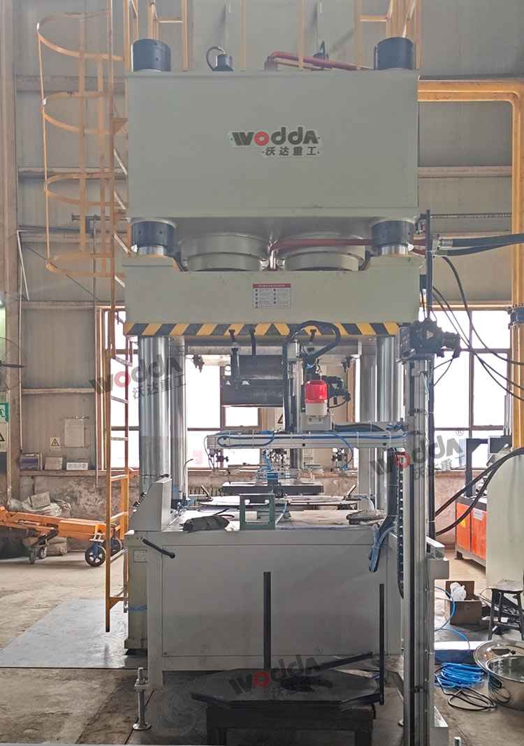 630噸三梁四柱液壓機(jī) 630噸三梁四柱液壓機(jī)