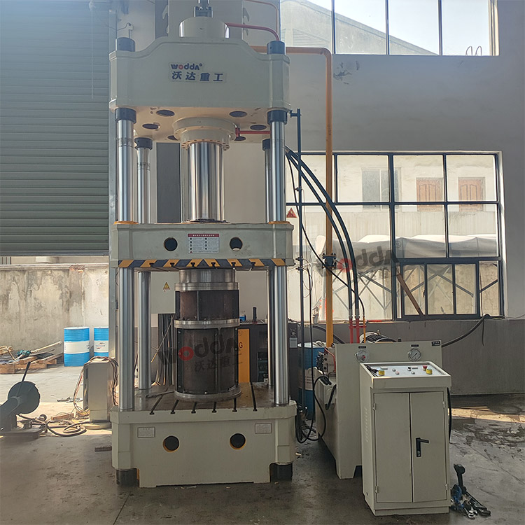 315噸四柱液壓機(jī)客戶現(xiàn)場 315噸四柱液壓機(jī)客戶現(xiàn)場