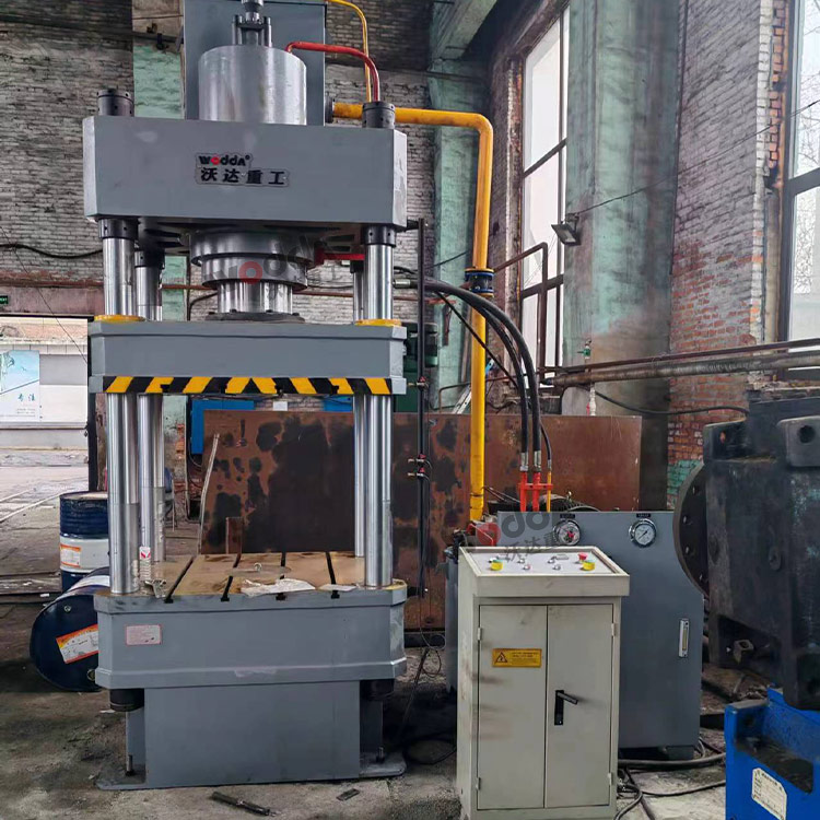 315噸鑄造四柱液壓機(jī)客戶現(xiàn)場 315噸鑄造四柱液壓機(jī)客戶現(xiàn)場