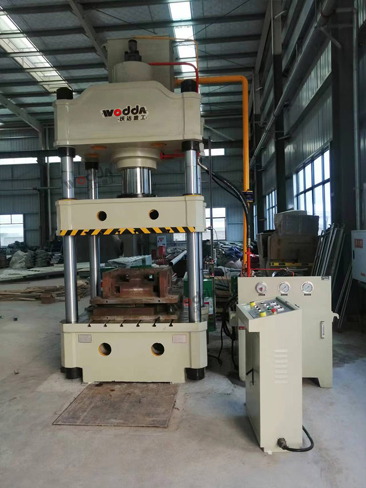 315噸四柱液壓機客戶現場 315噸四柱液壓機客戶現場