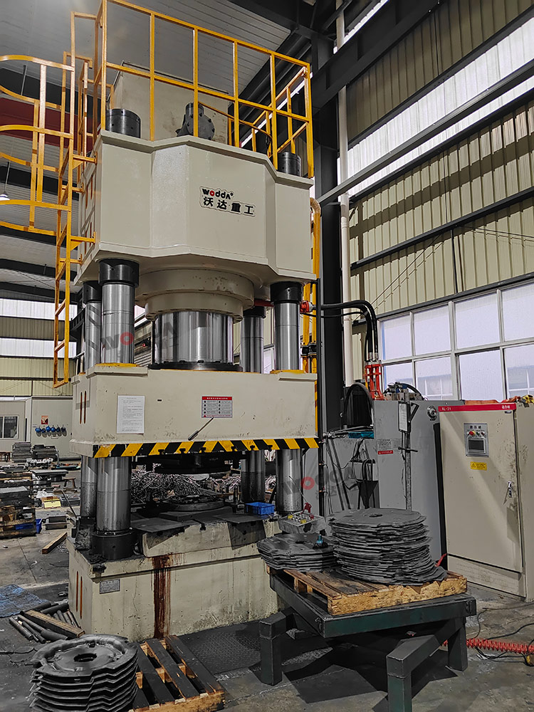 1000噸三梁四柱液壓機客戶車間現場