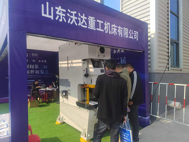 山東沃達重工機床有限公司蘇經理為用戶介紹設備 山東沃達重工機床有限公司蘇經理為用戶介紹設備