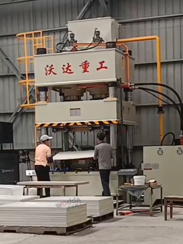 630噸復合材料成型液壓機客戶現場