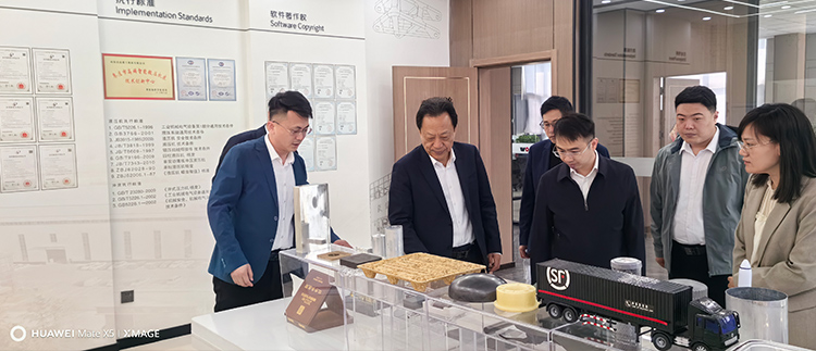 李經理為劉局長一行講解展品