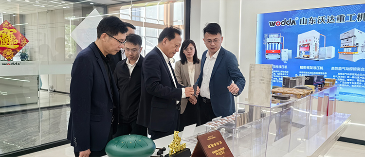 李經理為劉局長一行講解展品