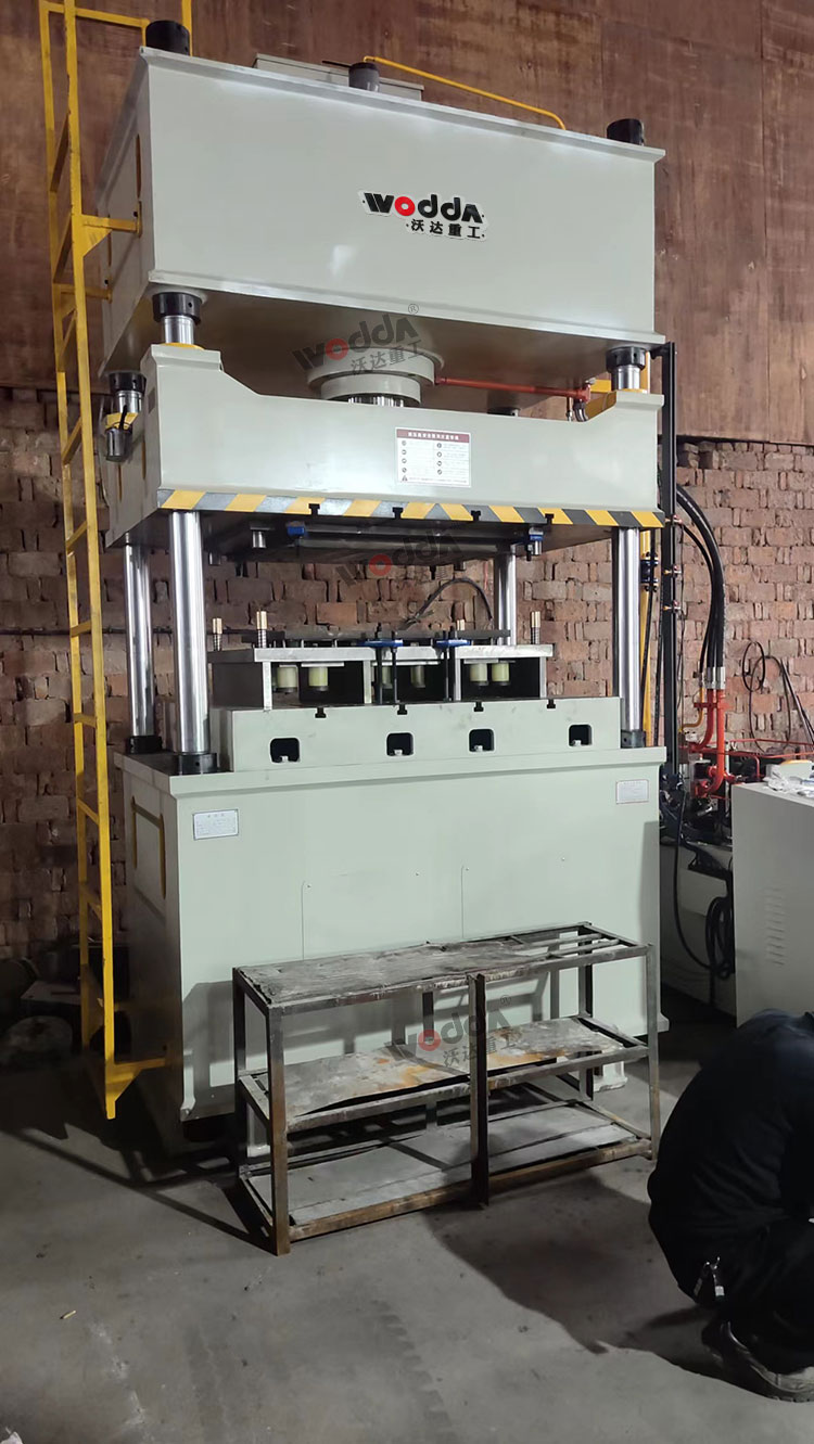 200噸四柱液壓機客戶現場 200噸四柱液壓機客戶現場