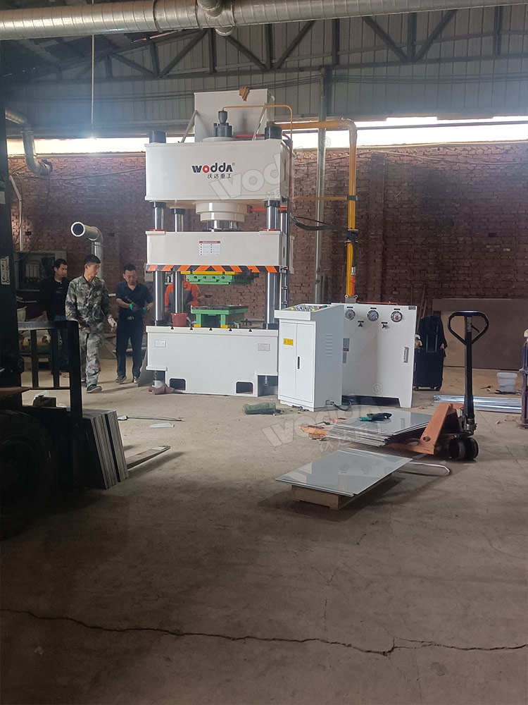 400噸四柱液壓機客戶車間安裝完成 400噸四柱液壓機客戶車間安裝完成