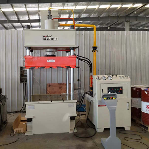 100噸排氣管隔熱罩壓型液壓機客戶現場 100噸排氣管隔熱罩壓型液壓機客戶現場