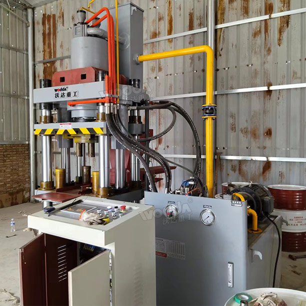 150噸四梁四柱液壓機(jī)安裝完成 150噸四梁四柱液壓機(jī)安裝完成