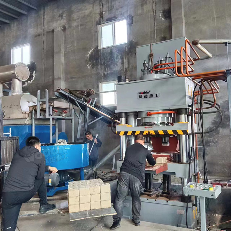 630噸牛羊舔磚液壓機客戶現場