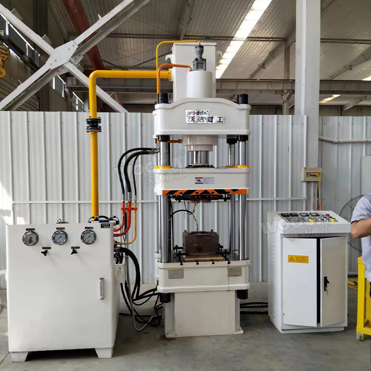 100噸三梁四柱液壓機客戶現場