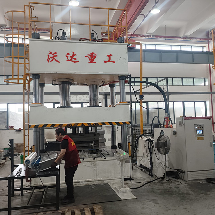 500噸不銹鋼水槽拉伸液壓機(jī)客戶現(xiàn)場(chǎng) 500噸不銹鋼水槽拉伸液壓機(jī)客戶現(xiàn)場(chǎng)