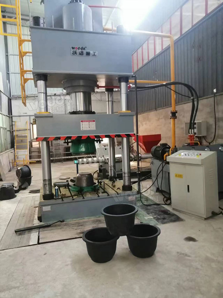 500噸熱壓塑料花盆成型液壓機客戶現(xiàn)場 500噸熱壓塑料花盆成型液壓機客戶現(xiàn)場