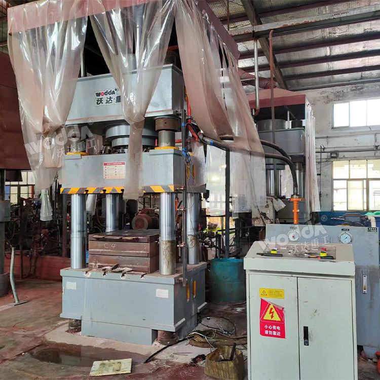 630噸三梁四柱液壓機客戶現場 630噸三梁四柱液壓機客戶現場