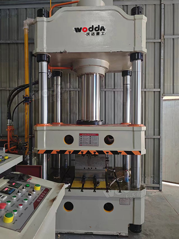 315噸三梁四柱液壓機(jī)客戶現(xiàn)場(chǎng) 315噸三梁四柱液壓機(jī)客戶現(xiàn)場(chǎng)