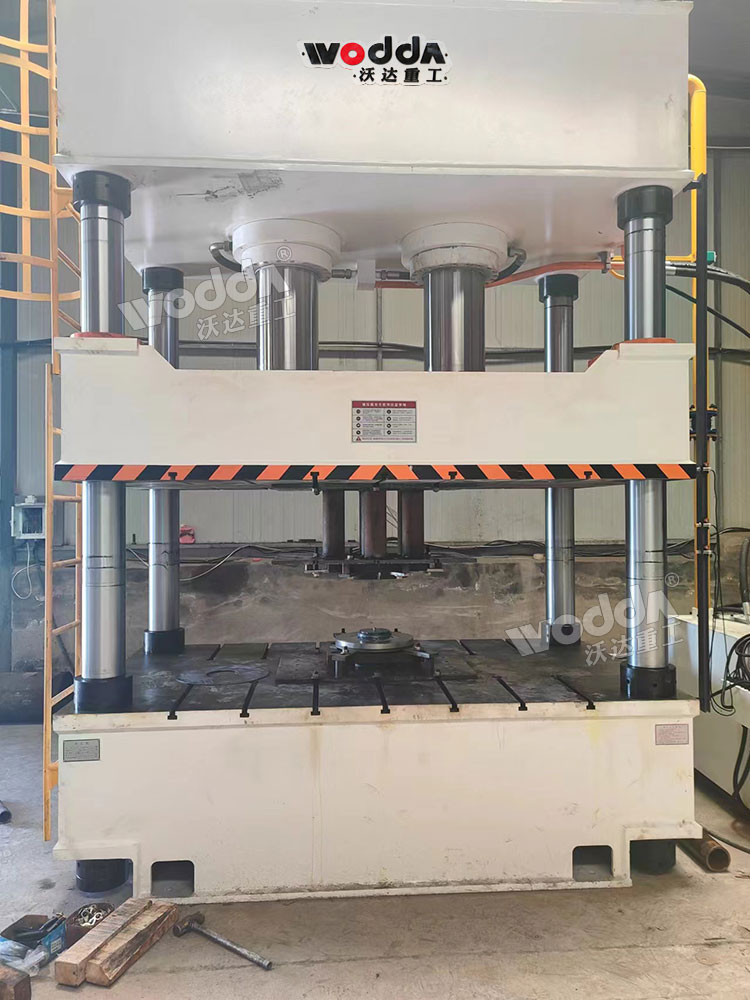 500噸農(nóng)機(jī)配件沖壓成型液壓機(jī)現(xiàn)場 500噸農(nóng)機(jī)配件沖壓成型液壓機(jī)現(xiàn)場