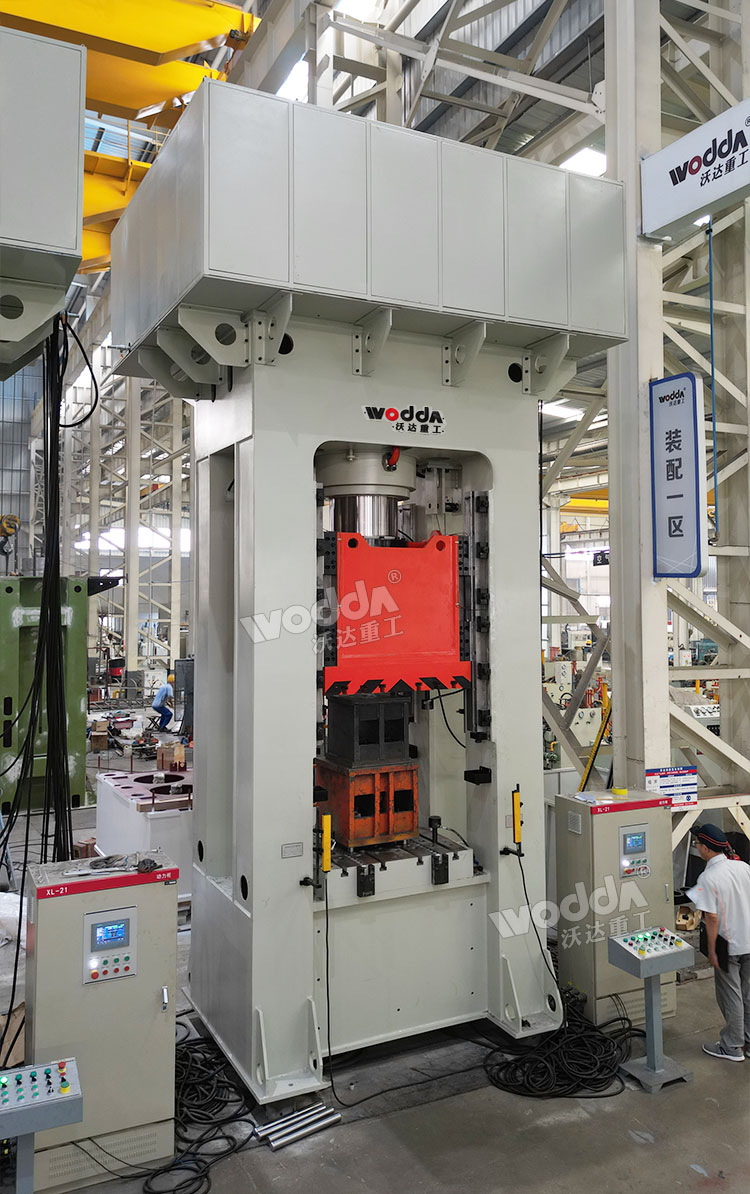 630噸炮彈殼拉伸液壓機車間調試