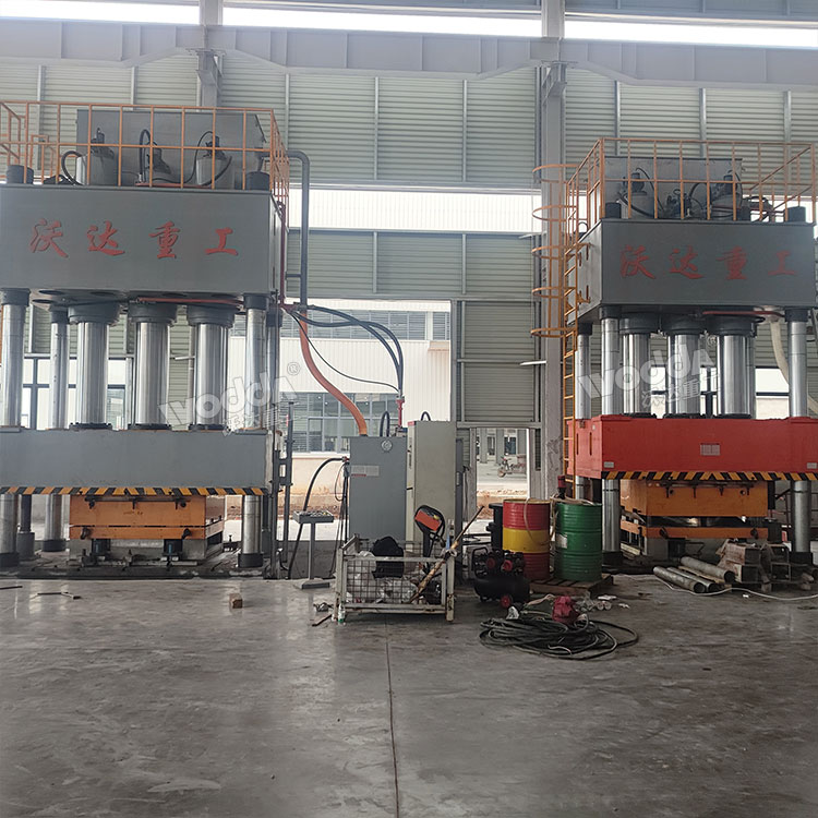 1500噸SMC汽車導流罩成型液壓機客戶現場