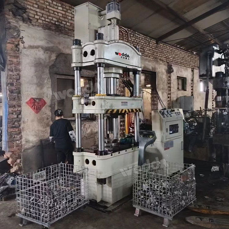 200噸汽車發電機爪極成型液壓機現場 200噸汽車發電機爪極成型液壓機現場