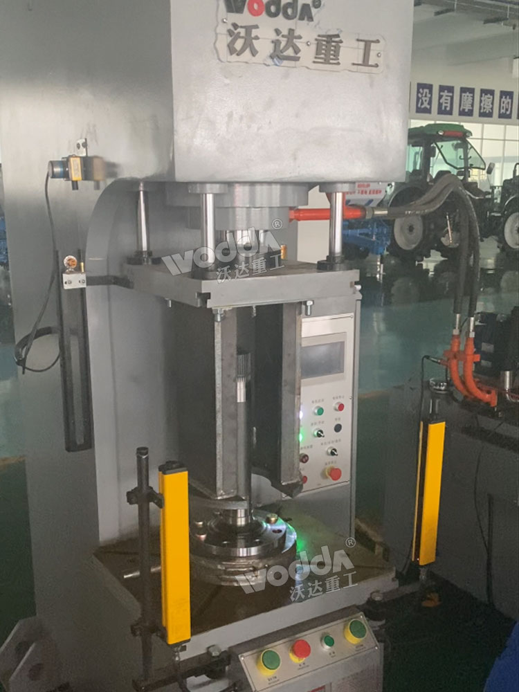 63噸單柱壓裝液壓機現(xiàn)場 63噸單柱壓裝液壓機現(xiàn)場